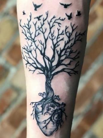 Negyvo medžio tatuiruotė