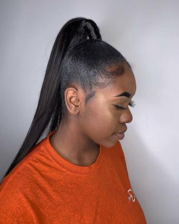 Nopeasti kudottu poninhäntä otsatukkaalla afrikkalaisille naisille, joilla on mustat hiukset