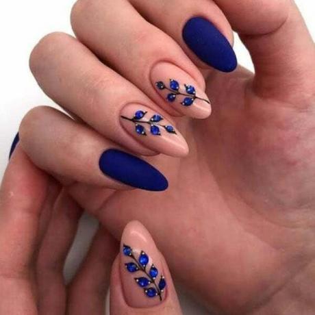 Elegantné matné modré nechty s jemným umením