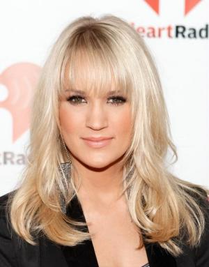 Carrie Underwood, novo penteado: camadas de penas e franjas da moda
