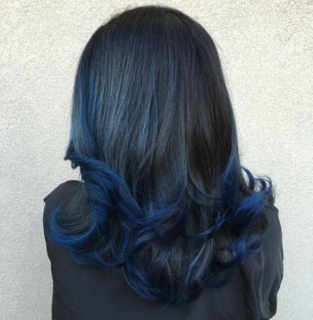 Modré farbivo pre čierne vlasy