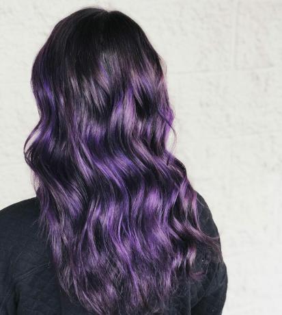 Juodos violetinės plaukų spalvos idėja
