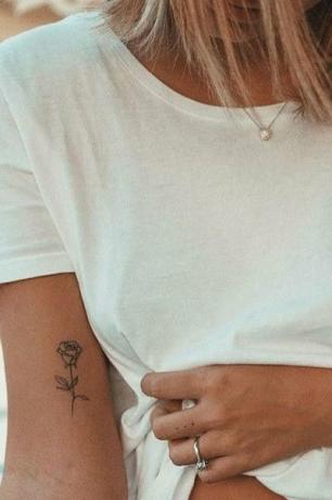 Једноставна тетоважа ружа