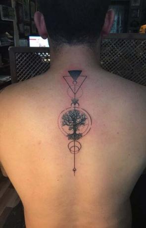 Geometrische levensboom tatoeage