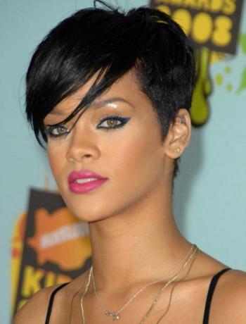 Rihanna trumpa šukuosena Kalėdoms