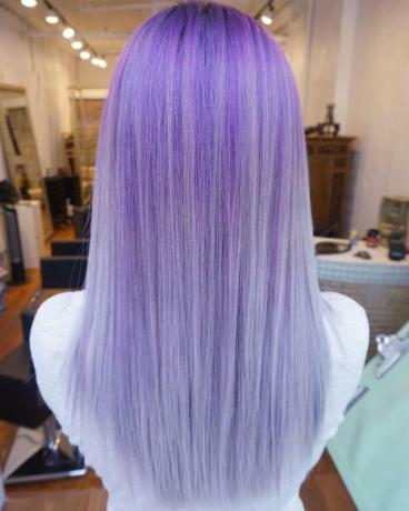 Tiesūs purpuriniai šviesūs plaukai