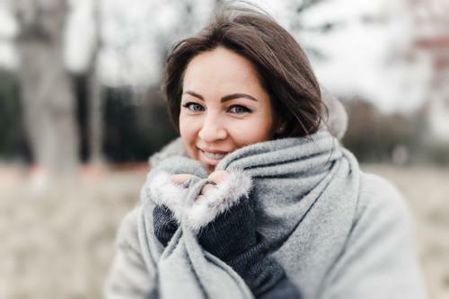 امرأة ذات شعر جاف في الشتاء 