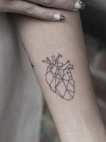 Geometrisk hjerte tatovering
