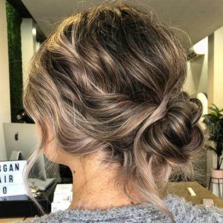 „Low Messy Twisted Bun Updo“