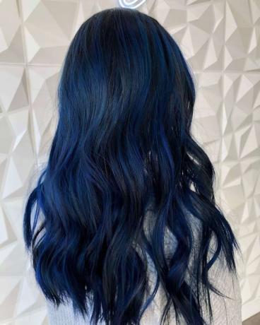 Blå høydepunkter på mørkt hår