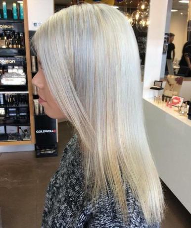 srebrna blond ravna frizura za tanke lase