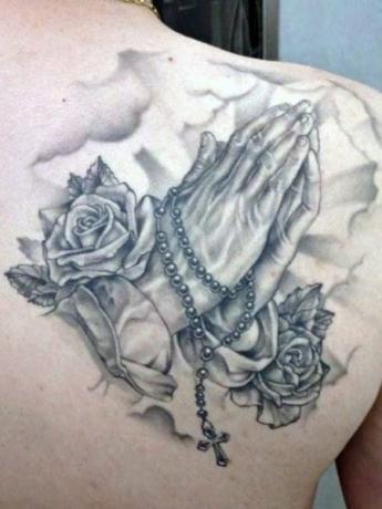 Tatuagem religiosa no ombro 
