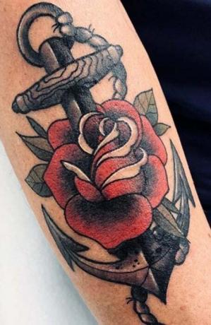 Anker tatovering med rose