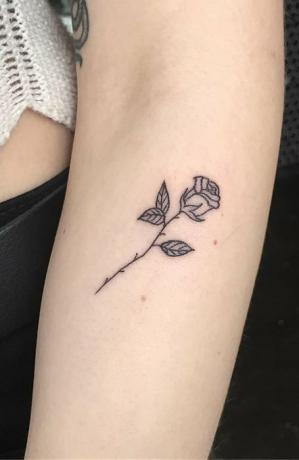 Jednoduché květinové tetování