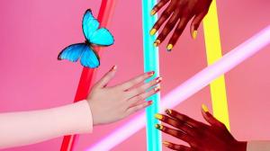 23 krásných vzorů motýlových nehtů, které budete chtít zkopírovat