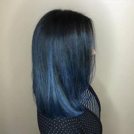 Jemná modrá balayage pre čierne vlasy