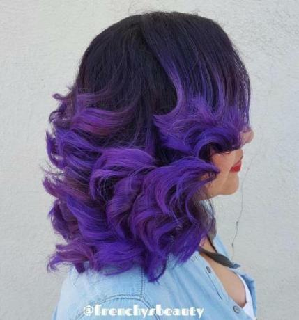 Kirkkaat violetit kohokohdat mustille hiuksille