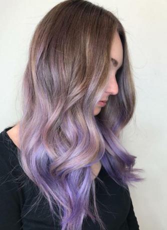 Rudi plaukai su pastelinės violetinės spalvos balayage