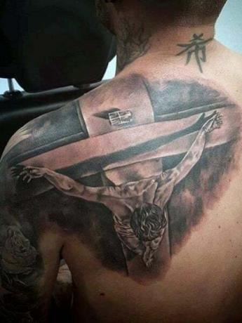Tatuaggio sulla spalla di Gesù 
