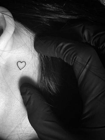 Tetovanie srdca za uchom 