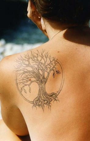 生命の木の肩のタトゥー
