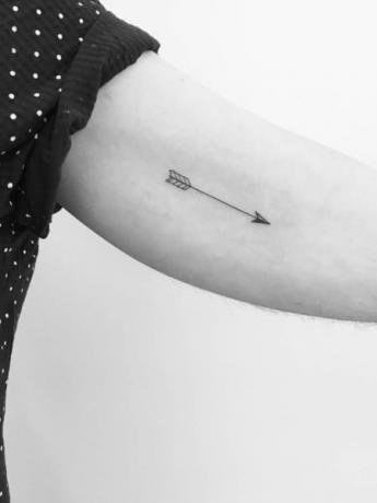 Tatuaje De Flecha En El Brazo Interior