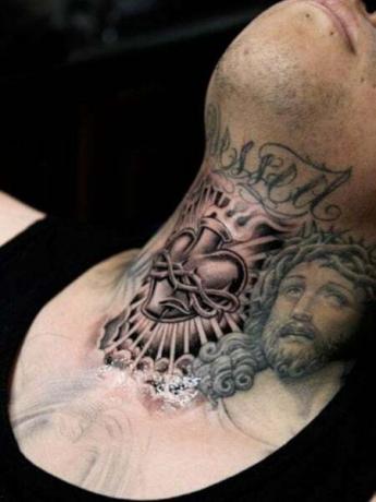 Tatuaż na szyi Jezusa 