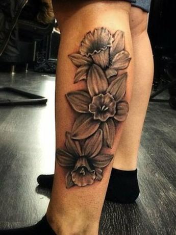 Nárcisz virágos tetoválása 