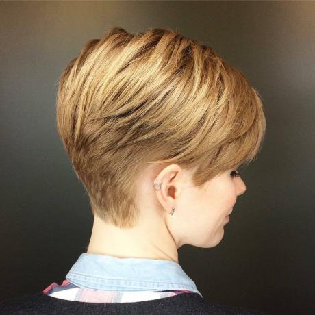 Kratka fantovska zlato blond frizura