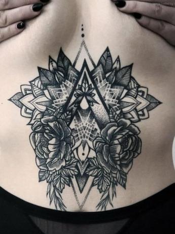 Mandala tetovaža na stomaku za žene