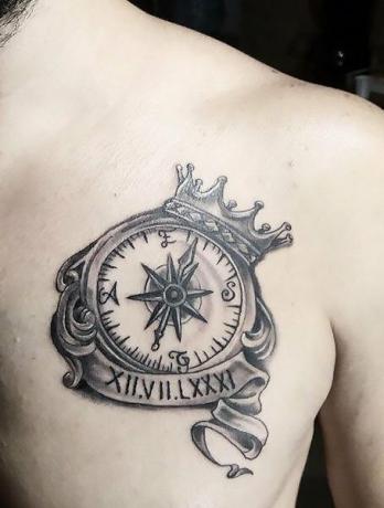 Kompas i tatuaż korony