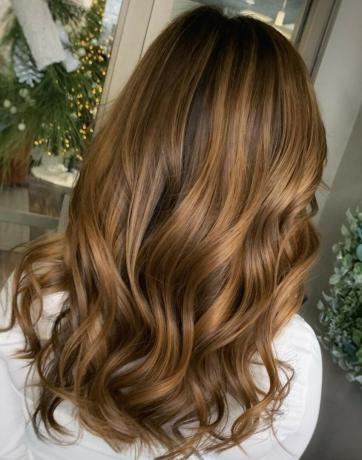 Cor de cabelo castanho bronze
