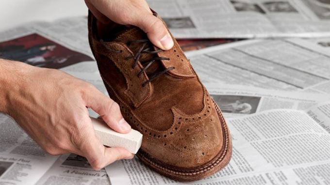 Как да почистите велурени обувки без четка за велур