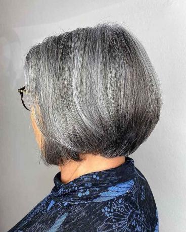 Стрижка боб до шеи у женщин старше 60 лет с волосами цвета «соль и перец»