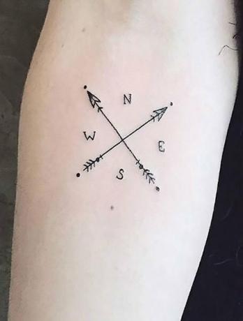 Yksinkertainen kompassi tatuointi