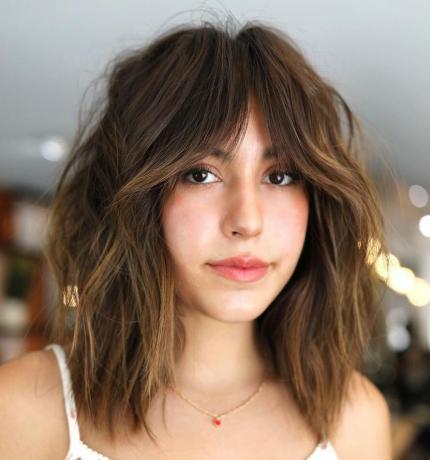 Vállig érő rendetlen francia lány frizura