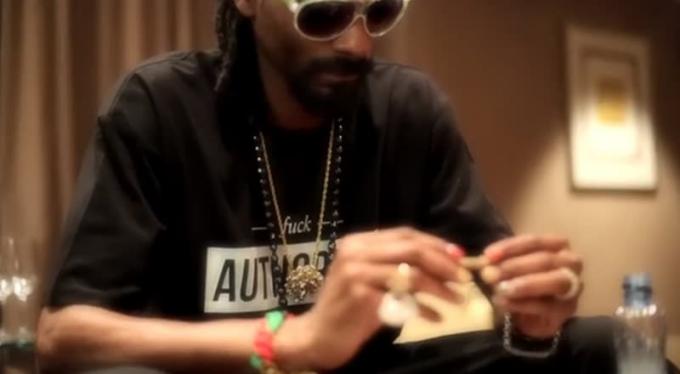 Snoop Dogg má na sebe oblečené autority