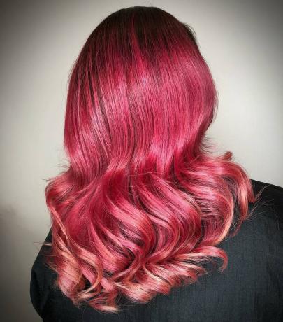 Rambut ombre merah muda gelap ke terang