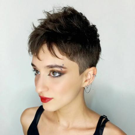 Edgy Pixie พร้อม Taper Fade และ Spiky Top