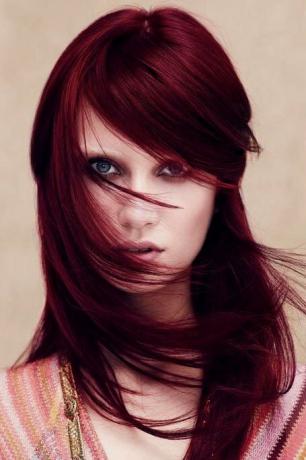 Tummat viininpunainen ruskeat hiukset