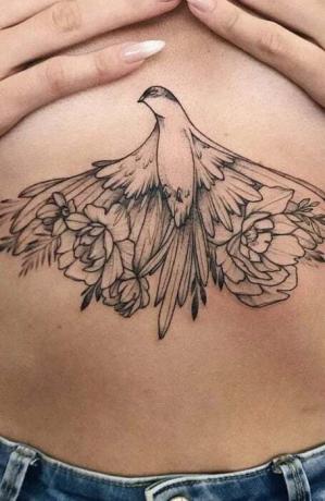 Tatuaje de esternón de pájaro