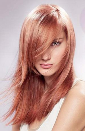 Růžově zlatá barva vlasů