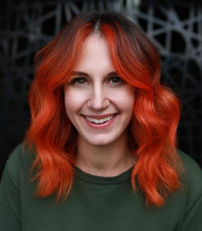 Čierna a oranžová červená farba vlasov