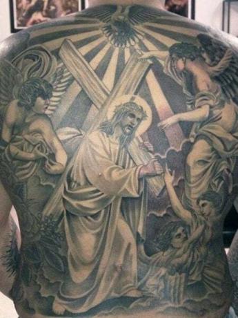 Jesus bär korset tatuering 