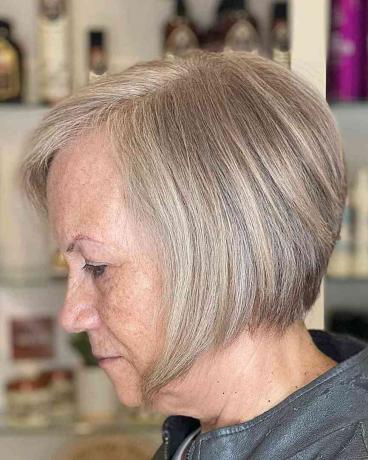 Sānos sadalīts īss ķīlis, kas paredzēts vecākām sievietēm ar smalkiem matiem