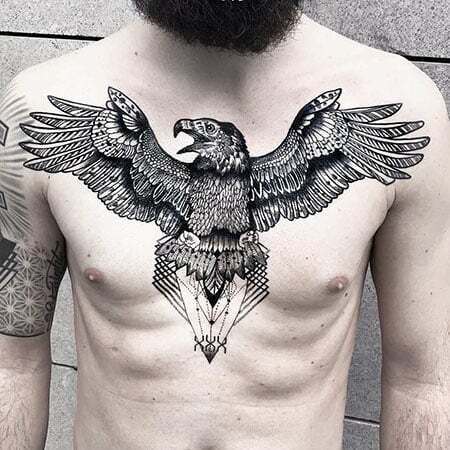 Tatuaż w klatce piersiowej orła