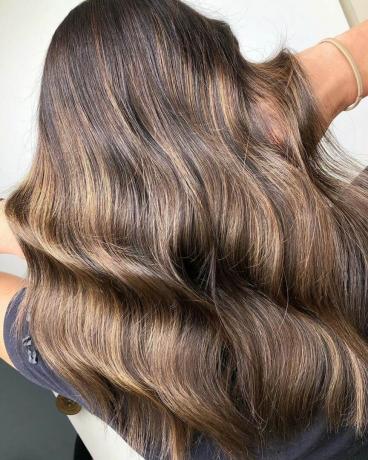 მუქი ყავისფერი თმა ღია კარამელის ხაზს უსვამს საშუალო სიგრძის თმას