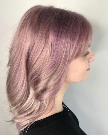 Kuva täysin pastellin vaaleanpunaisista olkapäähän ulottuvista hiuksista