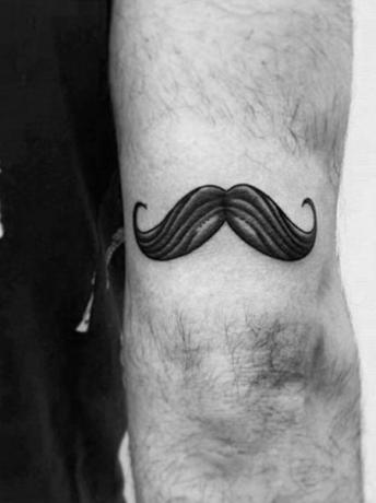 Egyszerű bajuszos kar tetoválás