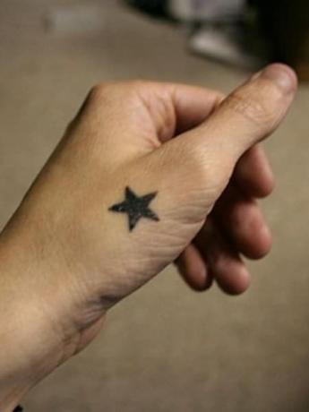 Tatouage d'étoile sur la main